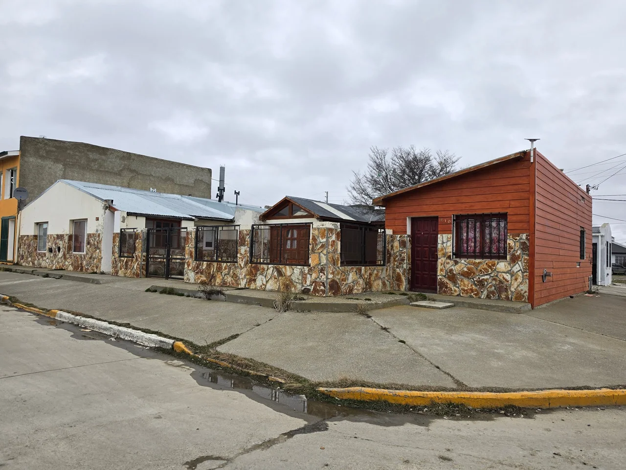 Casa y departamento en esquina sobre Vidal y Herrera, Barrio AGP